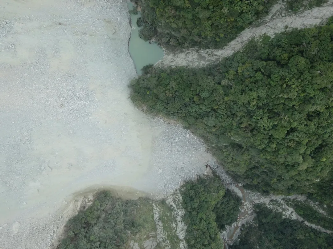 除湖區水位穩定上升，堰塞湖壩體及形態無明顯變化。（圖／林保署花蓮分署提供）