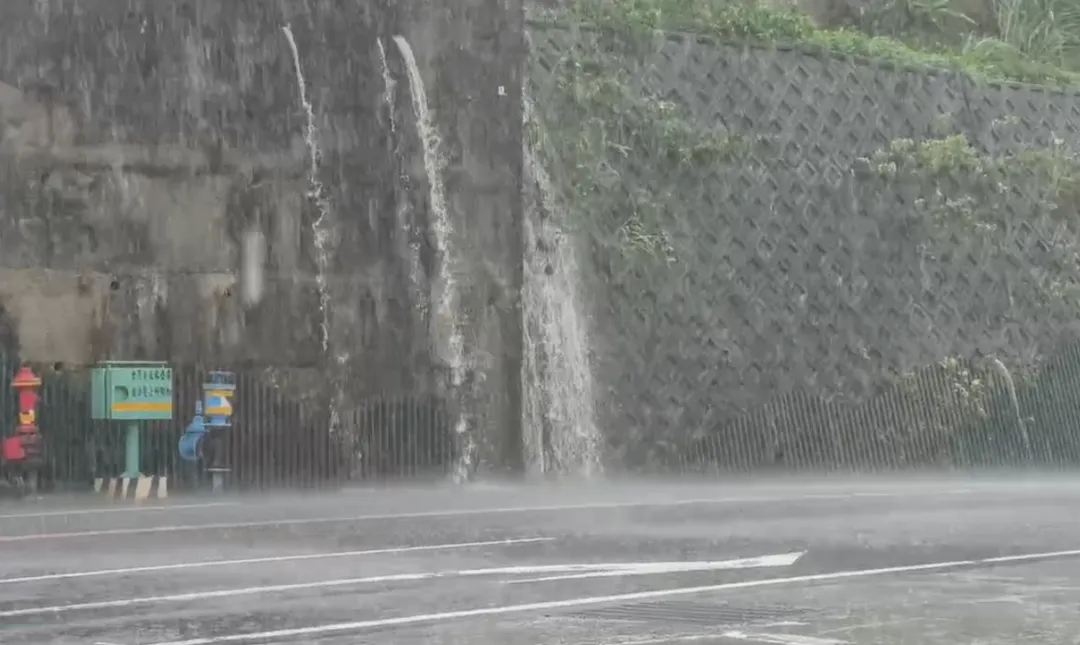 西半部及山區持續出現豪雨。（圖／中天新聞）