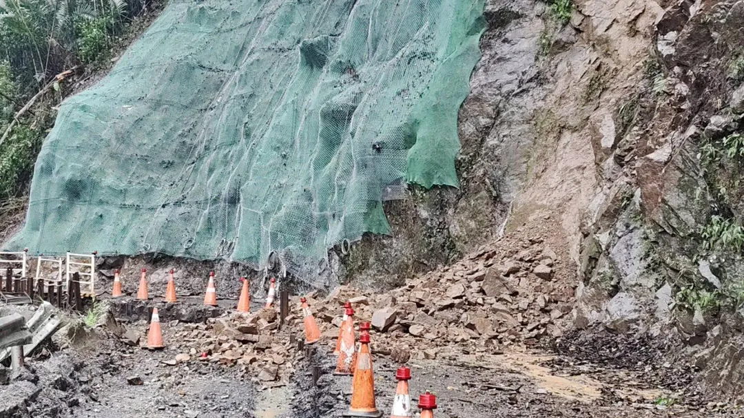 巴威颱風外圍環流的強降雨狂炸新竹縣五峰鄉，造成山區部分停電、主要幹道縣道122線山洪暴發。（圖／翻攝畫面）