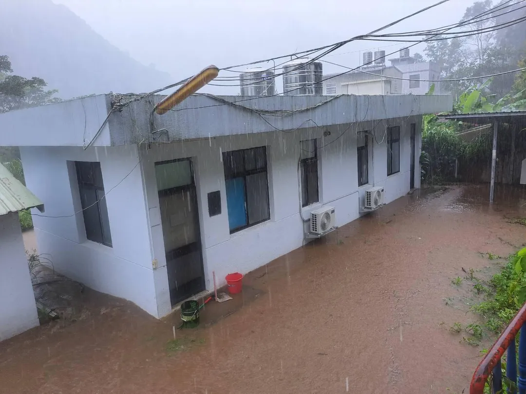 巴威颱風外圍環流的強降雨狂炸新竹縣五峰鄉，新竹縣橫山分局的那羅派出所也遭受波及，災情相當慘重。（圖／翻攝畫面）