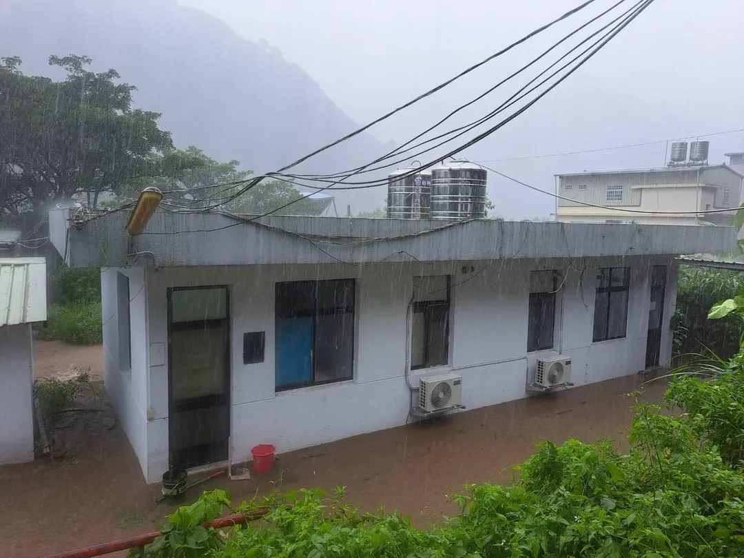 巴威颱風外圍環流的強降雨狂炸新竹縣五峰鄉，新竹縣橫山分局的那羅派出所也遭受波及，災情相當慘重。（圖／翻攝畫面）