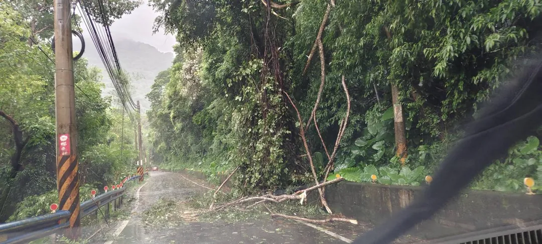 巴威颱風外圍環流的強降雨狂炸新竹縣五峰鄉，造成山區部分停電、主要幹道縣道122線山洪暴發。（圖／翻攝畫面）