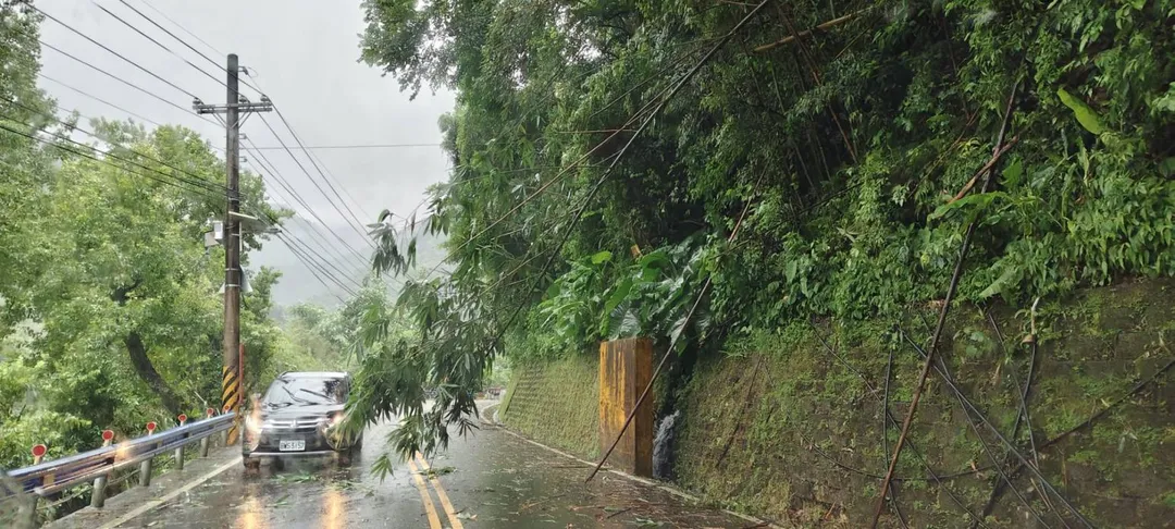 巴威颱風外圍環流的強降雨狂炸新竹縣五峰鄉，造成山區部分停電、主要幹道縣道122線山洪暴發。（圖／翻攝畫面）