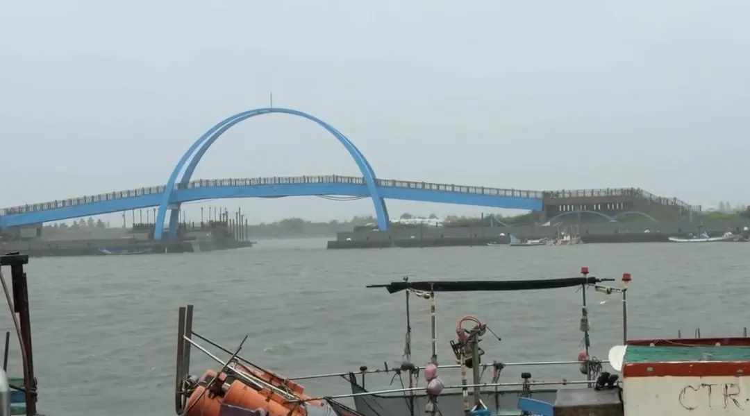 受巴威颱風外圍環流影響，彰化沿海地區今日風雨交加。（圖／中天新聞）