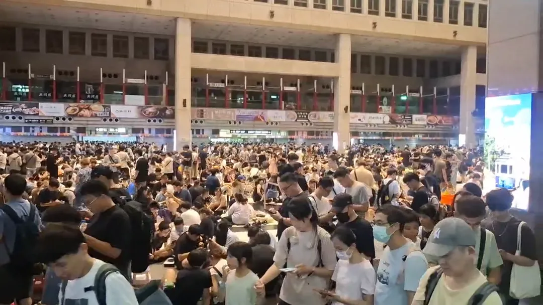 巴威颱風來襲，台北車站11日湧入大批寶可夢玩家抓稀有色違超夢。（圖／翻攝畫面）