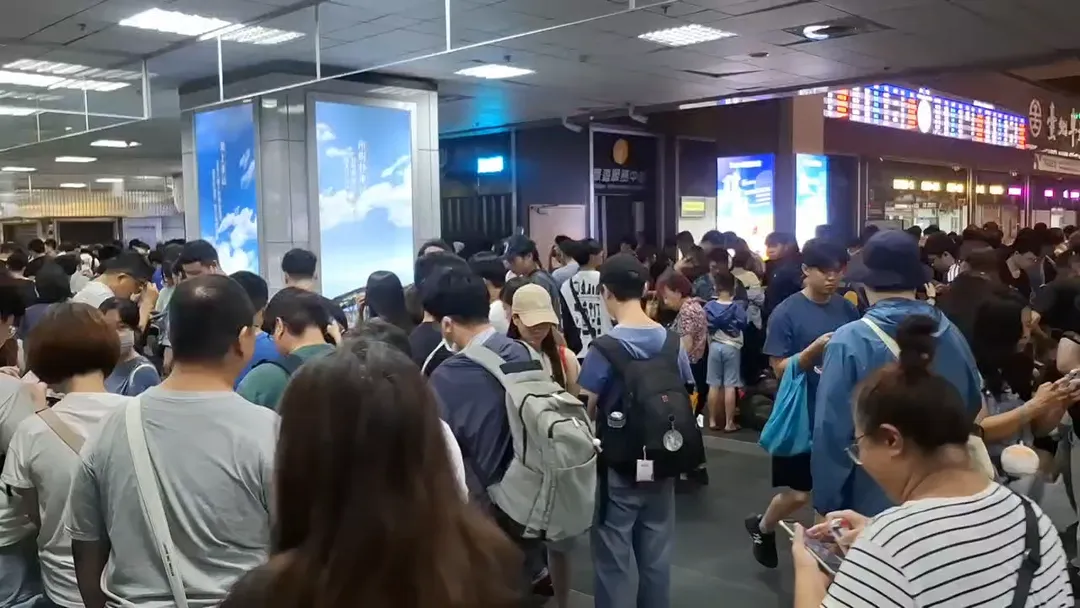 巴威颱風來襲，台北車站11日湧入大批寶可夢玩家抓稀有色違超夢。（圖／翻攝畫面）