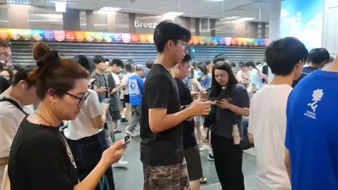 巴威颱風來襲，台北車站11日湧入大批寶可夢玩家抓稀有色違超夢。（圖／翻攝畫面）