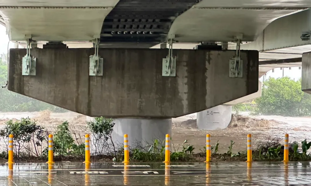 頭前溪河堤旁腳踏車道與籃球場也被淹沒。（圖／Threads網友@mag_jeng授權提供）