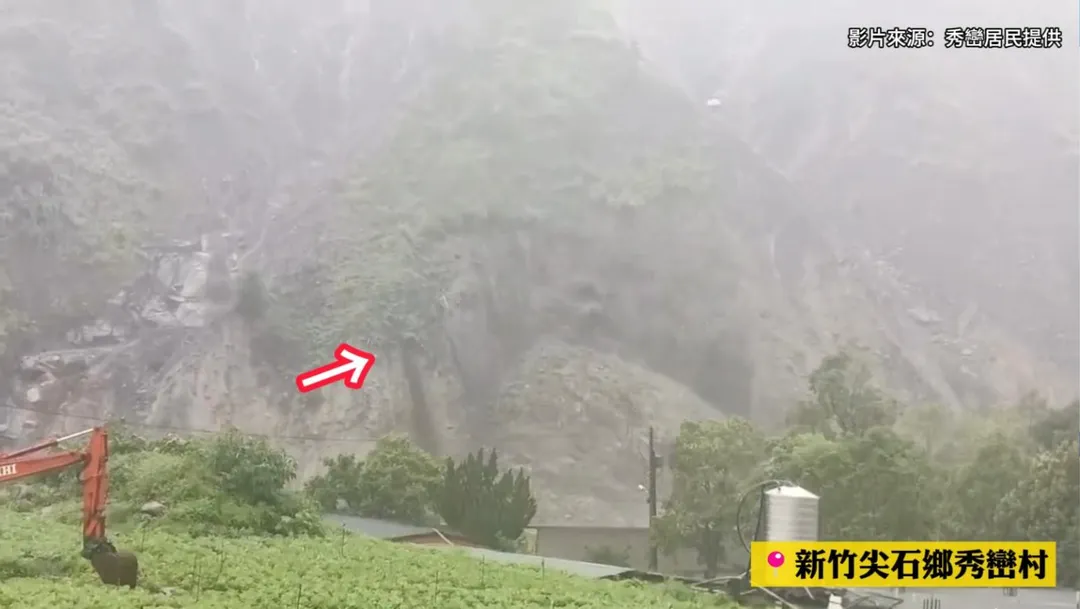 巴威颱風狂炸新竹，尖石秀巒國小旁大崩塌地11日下午不敵暴雨再度大面積山崩！（圖／秀巒居民提供）