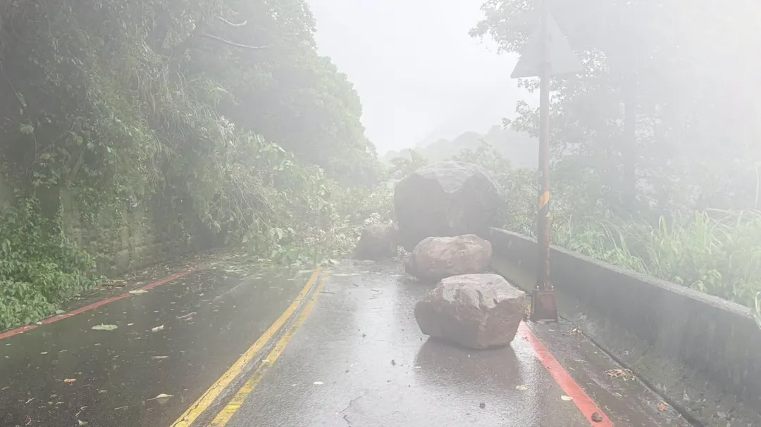 巨石掉落在道路阻礙通行。（圖／翻攝自Facebook@陽明山國家公園）