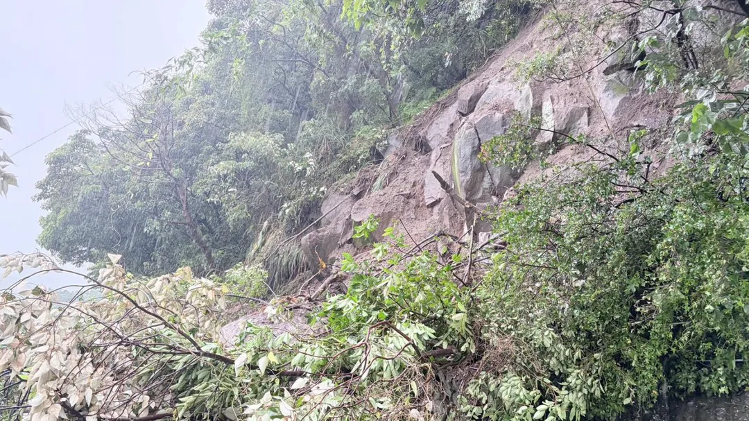 大片土石裸露在外，崩落嚴重程度可見一斑。（圖／翻攝自Facebook@陽明山國家公園）