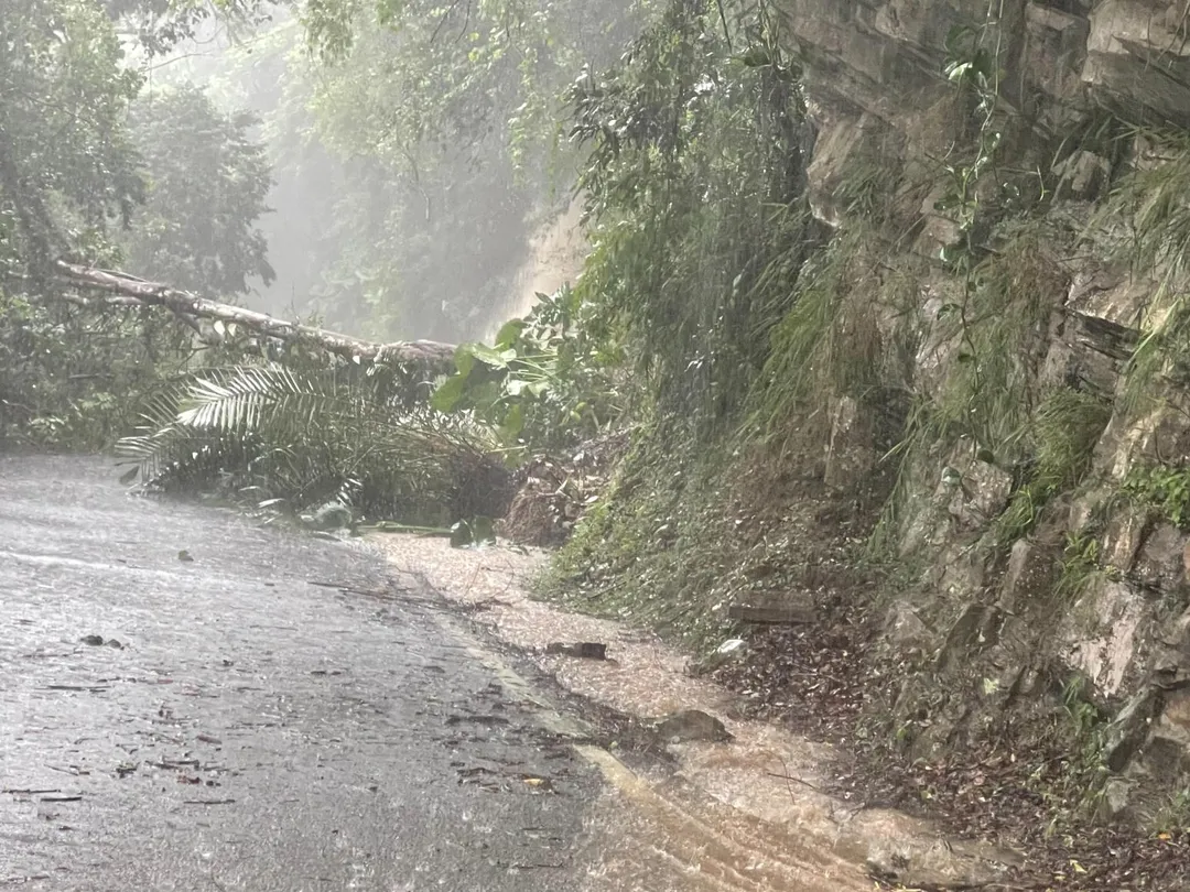 受巴威颱風外圍環流豪雨影響，山區土石含水量大幅增加，苗栗縣山區11日上午陸續傳出多起交通障礙災情。（圖／翻攝畫面）