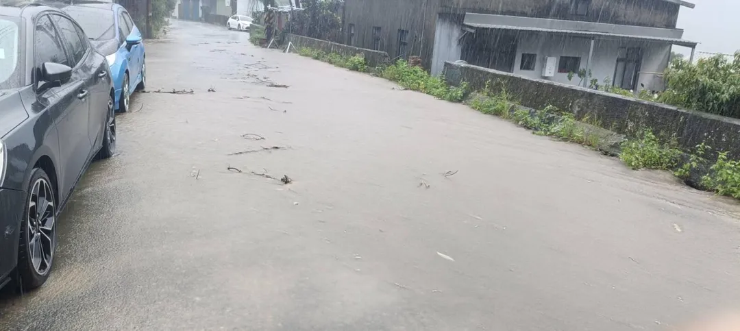 受巴威颱風外圍環流豪雨影響，山區土石含水量大幅增加，苗栗縣山區11日上午陸續傳出多起交通障礙災情。（圖／翻攝畫面）