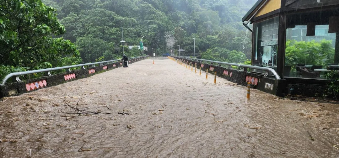 受巴威颱風外圍環流豪雨影響，山區土石含水量大幅增加，苗栗縣山區11日上午陸續傳出多起交通障礙災情。（圖／翻攝畫面）