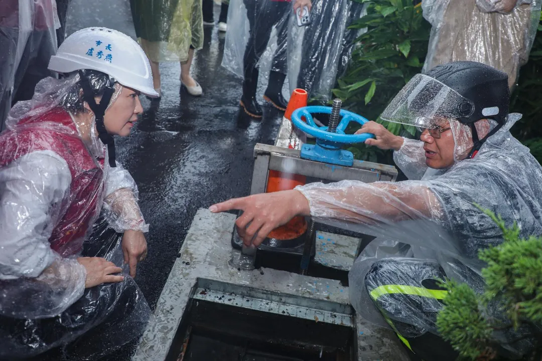 盧秀燕11日視察沙鹿區治水工程。(圖/台中市政府)