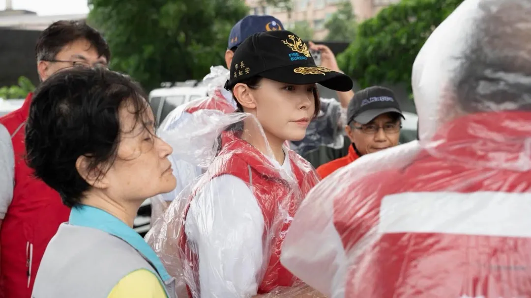 巴威颱風造成新竹市災情，高虹安11日現場勘災。（圖／翻攝高虹安臉書）