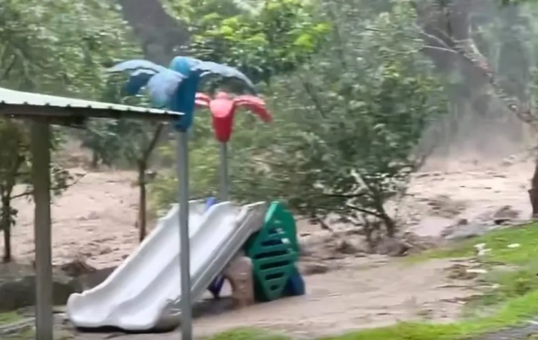 竹縣山區因巴威颱風帶來的暴雨成災，短時間內的強降雨導致多條溪流暴漲。（圖／Threads@kata95799045授權提供）