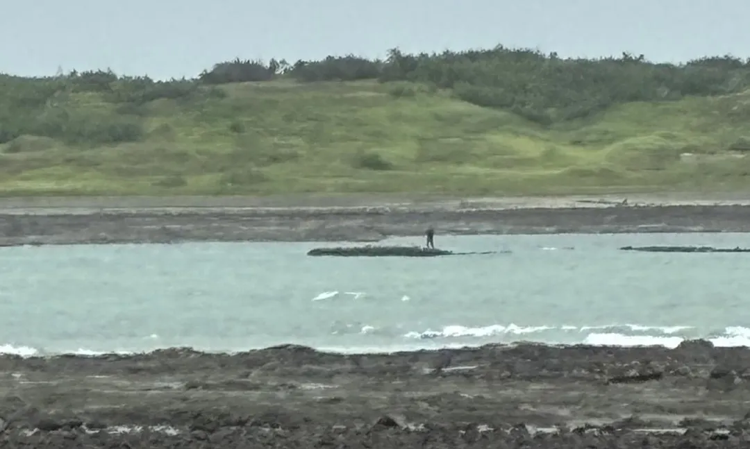 男子不顧巴威颱風在海邊釣魚。（圖／翻攝畫面）