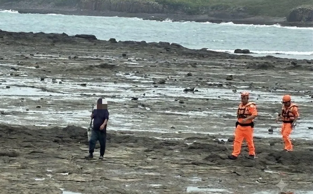 海巡人員告發後勸導男子離開。（圖／翻攝畫面）