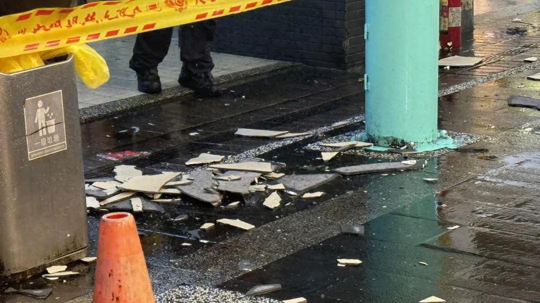 颱風帶來強烈風雨肆虐全台，台北市熱門鬧區西門町商圈在今（11）日傍晚驚傳一起驚險的外牆磁磚掉落砸人意外。（圖／翻攝畫面）