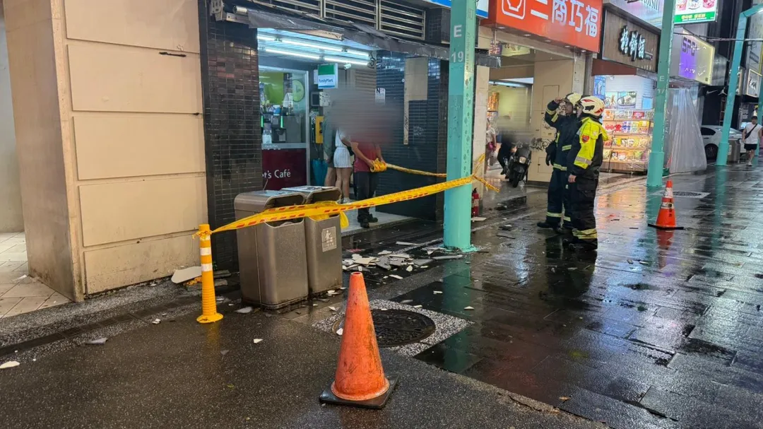 颱風帶來強烈風雨肆虐全台，台北市熱門鬧區西門町商圈在今（11）日傍晚驚傳一起驚險的外牆磁磚掉落砸人意外。（圖／翻攝畫面）