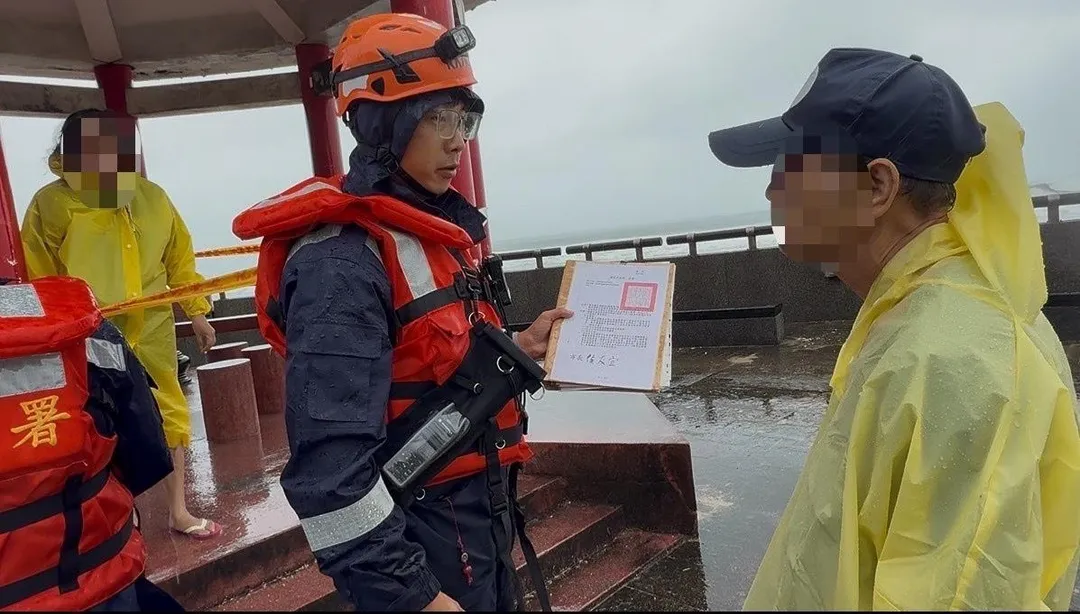 海巡署依法開立警戒區域通知書及舉發單。（圖／海巡署提供）