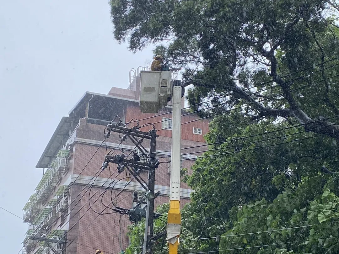 台電人員這兩天連日搶修。（圖／台電官網）