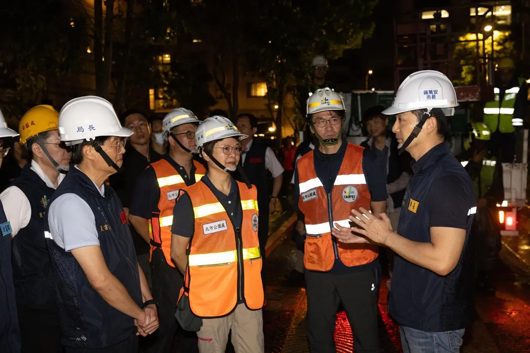 台北市長蔣萬安11日晚間主持完颱風工作會報後前往現場慰問市府同仁。（圖／台北市政府）