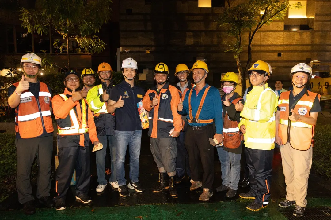 台北市長蔣萬安11日晚間主持完颱風工作會報後前往現場慰問市府同仁。（圖／台北市政府）
