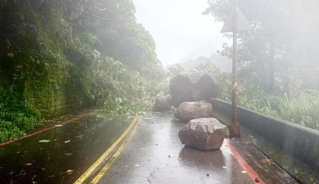 北市北投區陽明山泉源路發生巨石崩落晚間又停電。（圖／翻攝畫面）
