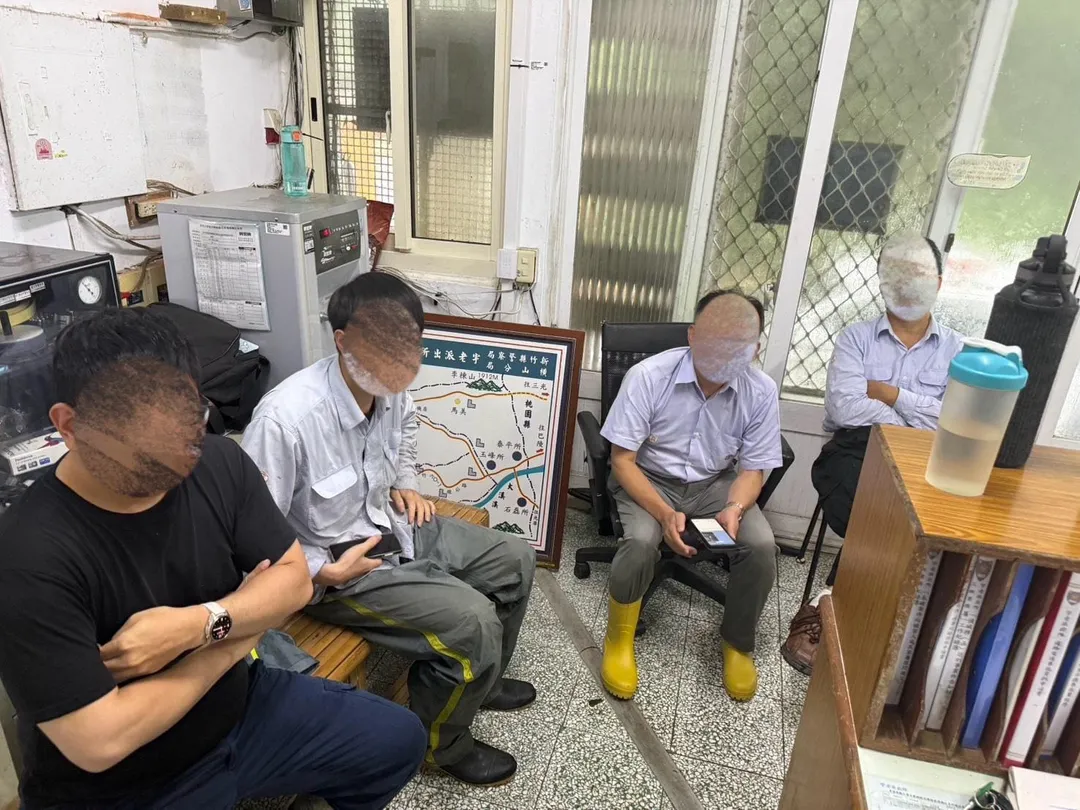 警方將受困11人救出帶回派出所安置。（圖／警方提供）