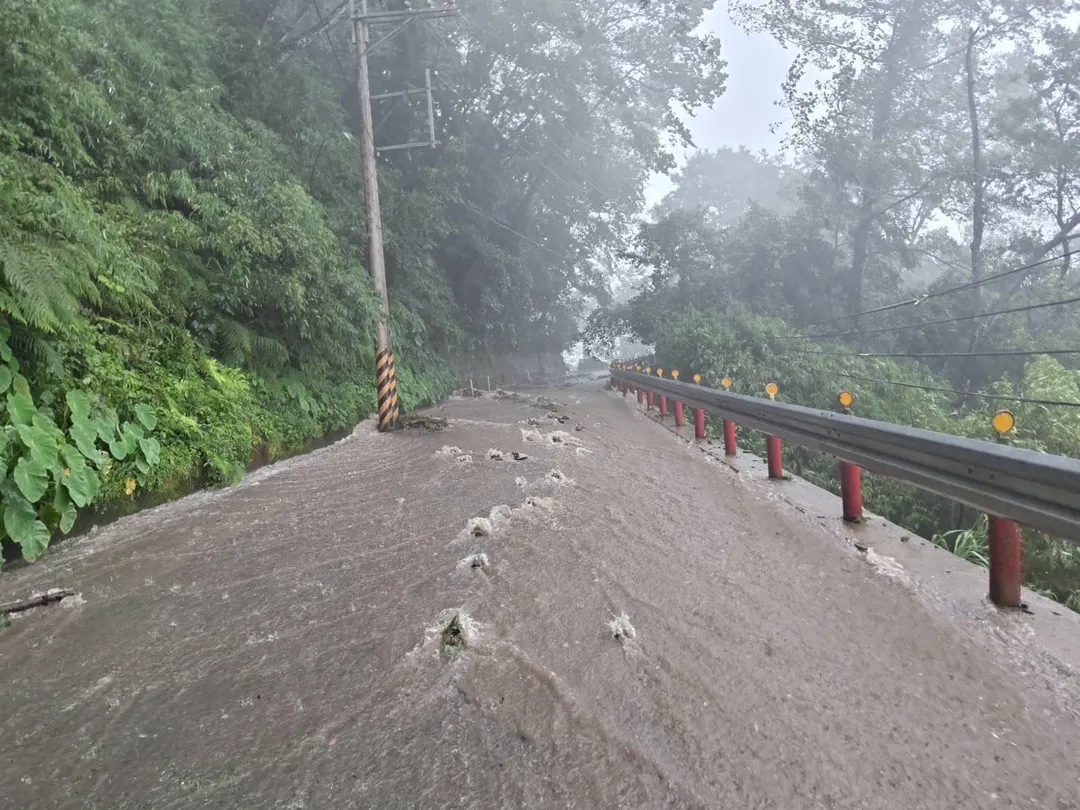 滾滾泥水淹沒道路。（圖／警方提供）