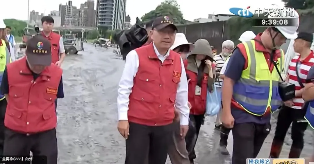 新北市長侯友宜走在滿是泥濘的重新堤外道路上。（中天新聞）