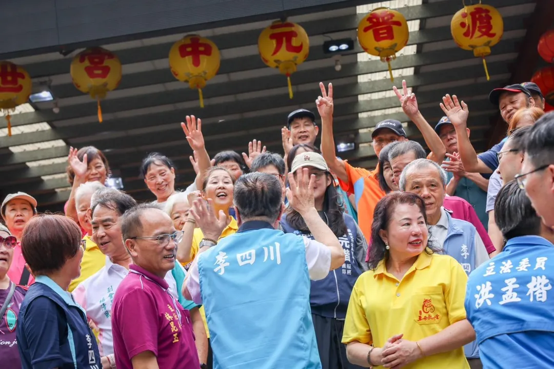 李四川前往汐止王母救世宮參拜祈福，民眾反應熱烈。（李四川競辦提供）