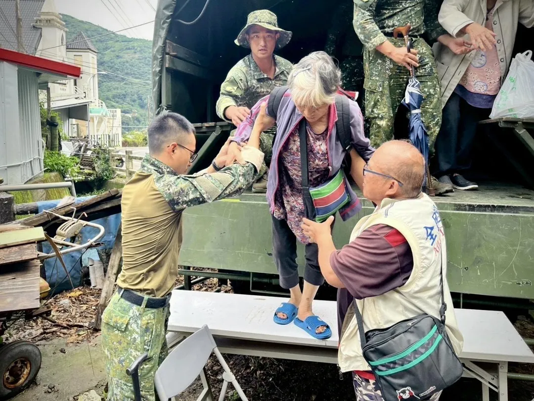 巴威颱風風雨趨緩，第五作戰區官兵協助居民平安返家。（圖/陸軍提供）