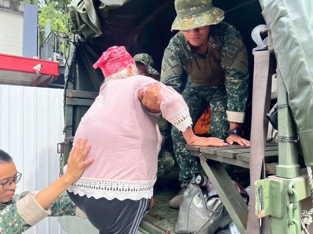 巴威颱風風雨趨緩，第五作戰區官兵協助居民平安返家。（圖/陸軍提供）