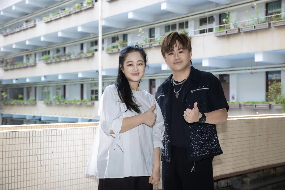 蘇震洋（右）新歌找來金曲歌后依拜維吉（左）擔任和聲設計。（圖／綵星娛樂 提供）