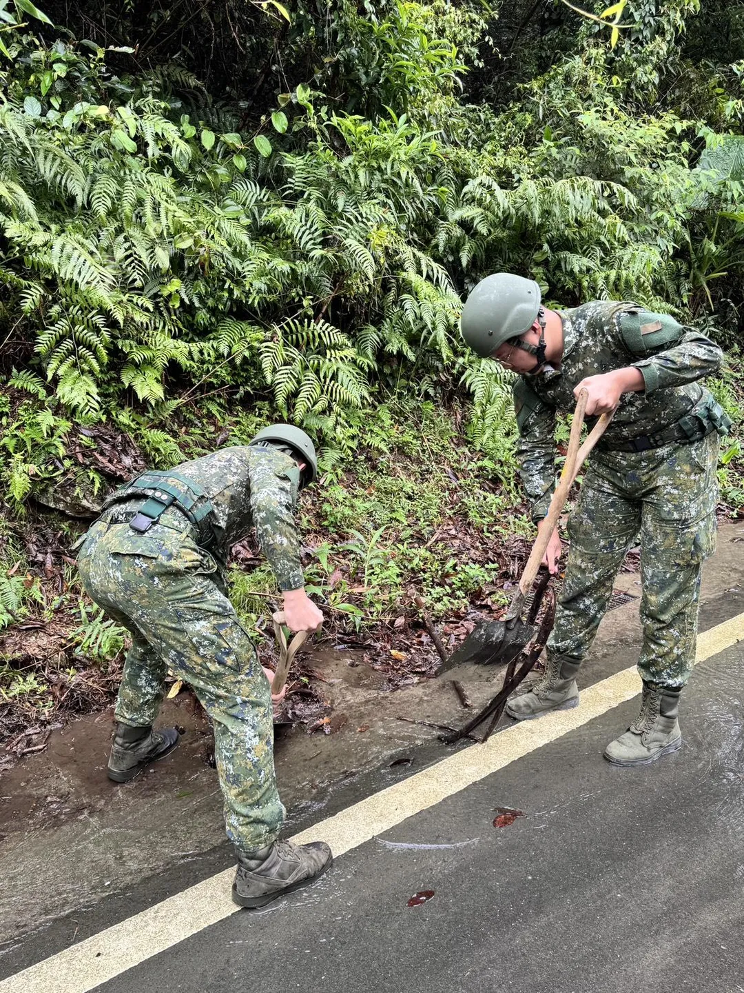 三支部協助烏來區災後樹木清運。（圖／陸軍提供）