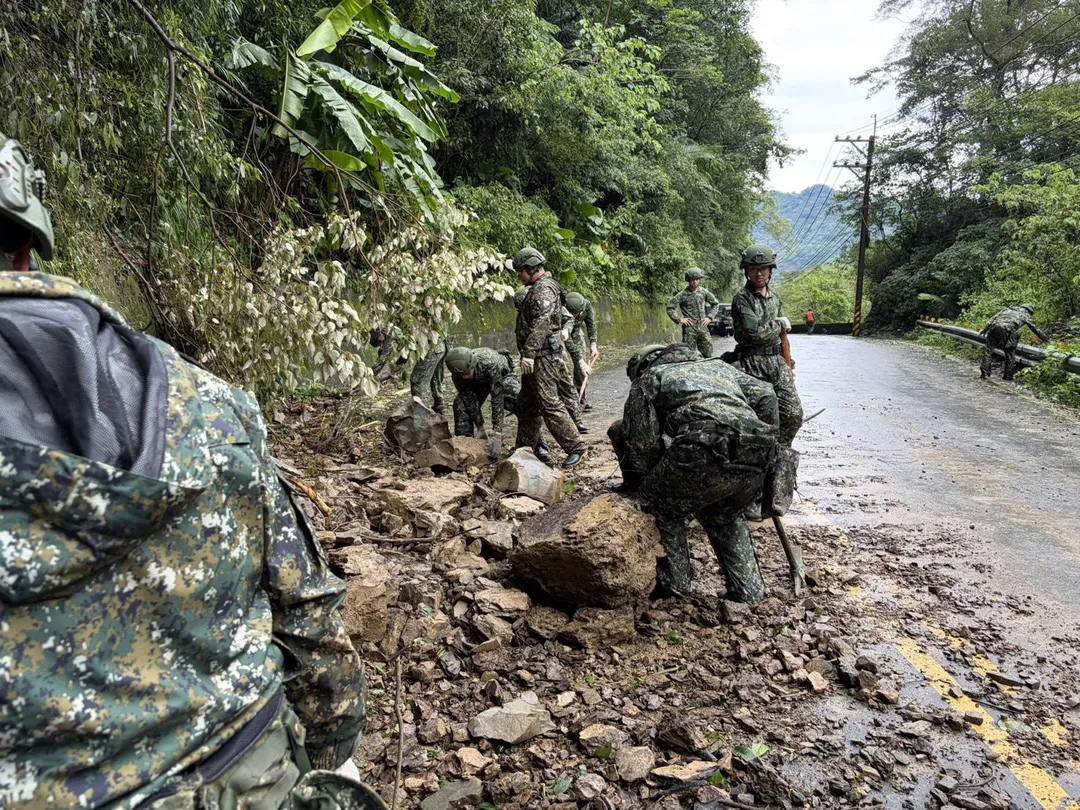 北測中心協助尖石鄉道路清運。（圖／陸軍提供）