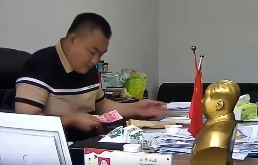 大陸國企湖南豐潤農業張姓董事長收禮金監控影片。(圖/翻攝微博)