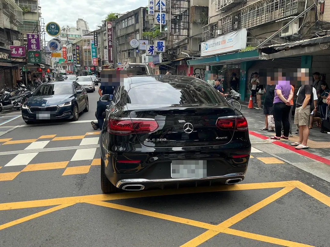 台北市中正區師大路12日中午發生一起嚴重車禍事故。（圖／翻攝畫面）