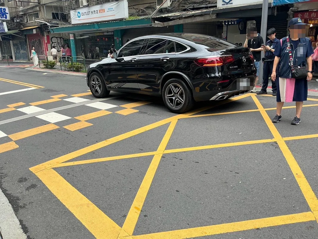 台北市中正區師大路12日中午發生一起嚴重車禍事故。（圖／翻攝畫面）