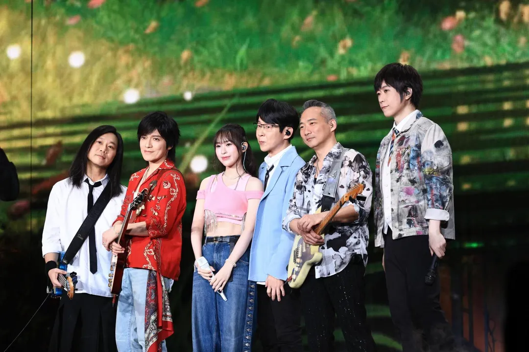 冠佑20歲愛女「小玫瑰」劉芯妤（左三）帶來新歌〈最完美的存在〉。（圖／相信音樂 提供）