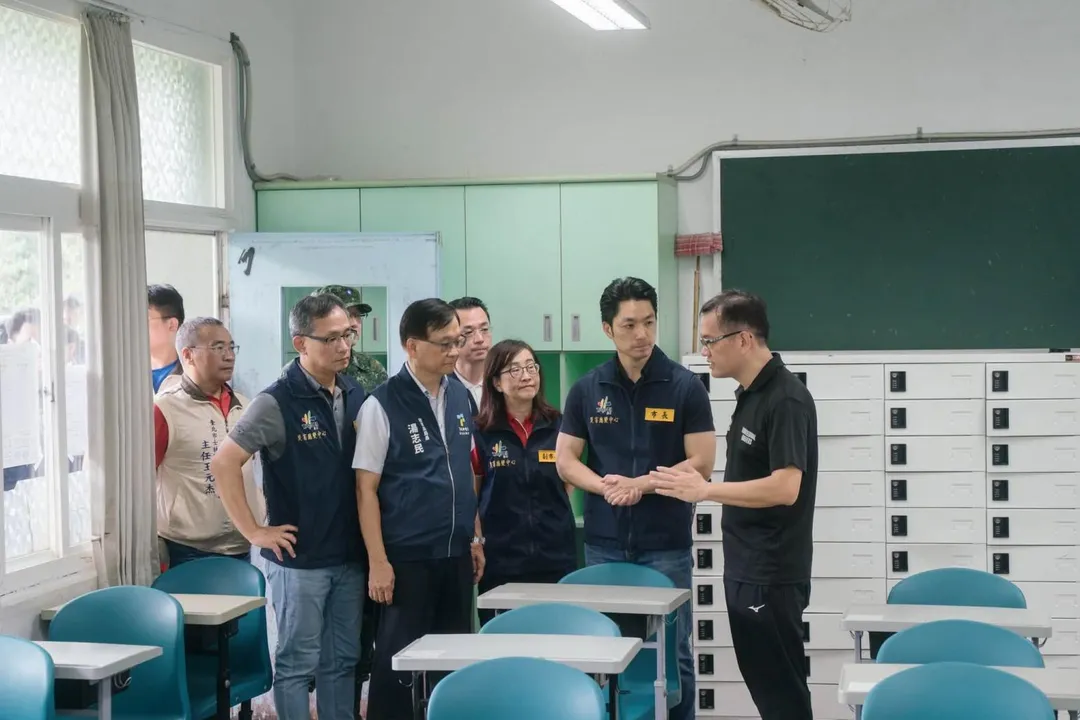 蔣萬安12日到大學分科測驗考場確認復原狀況。（圖／翻攝蔣萬安臉書）