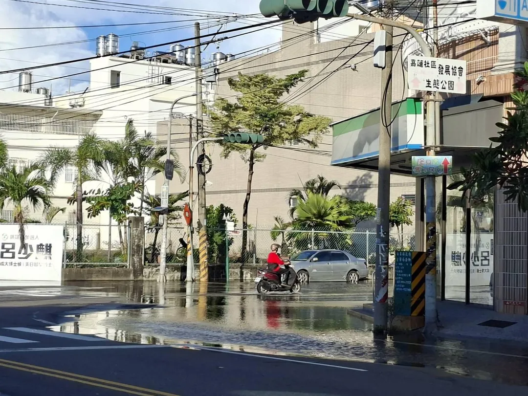 路過車輛紛紛減速激起水花。（圖／中天新聞）