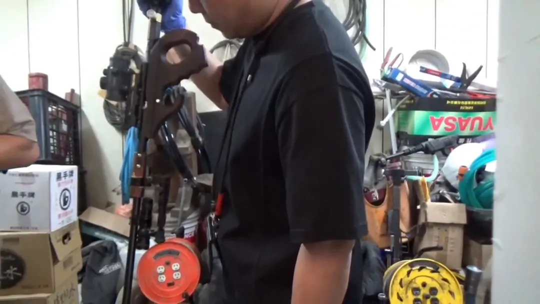 現場查獲的槍械連校準器都有裝。（圖／警方提供）