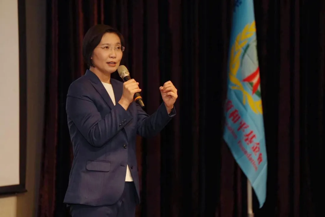 立委徐欣瑩12日受邀出席世界領袖基金會演講，她勉勵在場數百位年輕學子，面對人生抉擇要敢於走不同的路，並以「擇你所愛，愛你所擇，永不放棄」共勉。（圖／徐欣瑩辦公室提供）