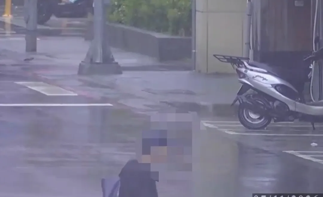 疑似犯嫌行經路口監視器畫面。（圖／警方提供）