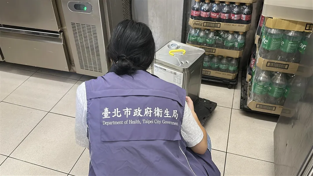 衛生局依據食藥署擴大預防性下架的29批油品資訊,持續與產業局共同追查中聯問題油品之福壽22家及福懋5家下游業者。(圖/臺北市衛生局)
