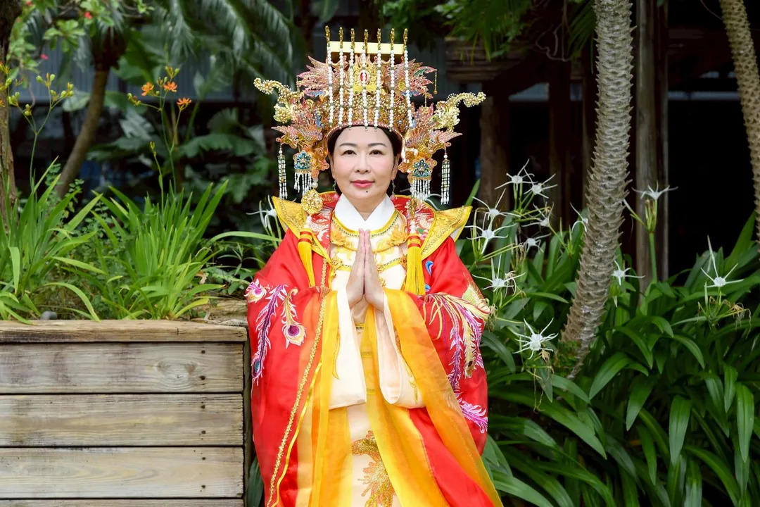 張秀卿出道47年首次跨足戲劇演出，在《戲說台灣》中飾演白沙屯媽祖。（圖／三立提供）